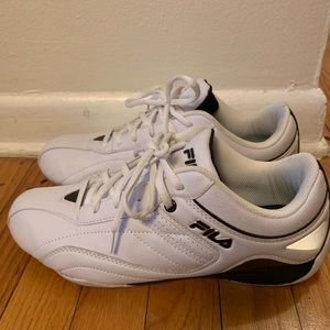 Classic white fila sneakers men’s size 9!